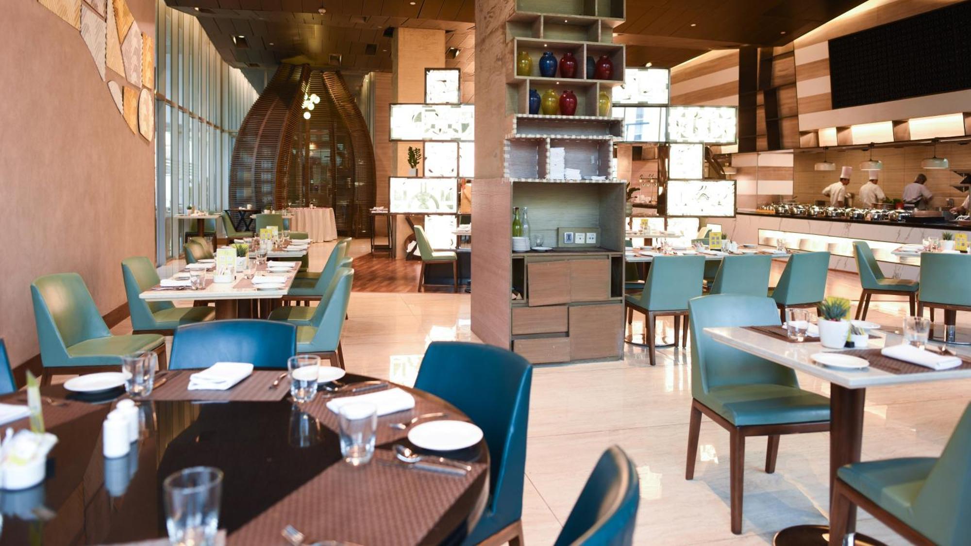Holiday Inn New Delhi Aerocity By Ihg Exterior foto The interior of the restaurant