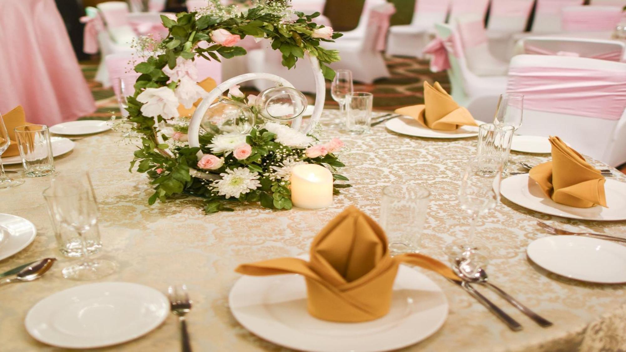 Holiday Inn New Delhi Aerocity By Ihg Exterior foto A table set for a formal meal