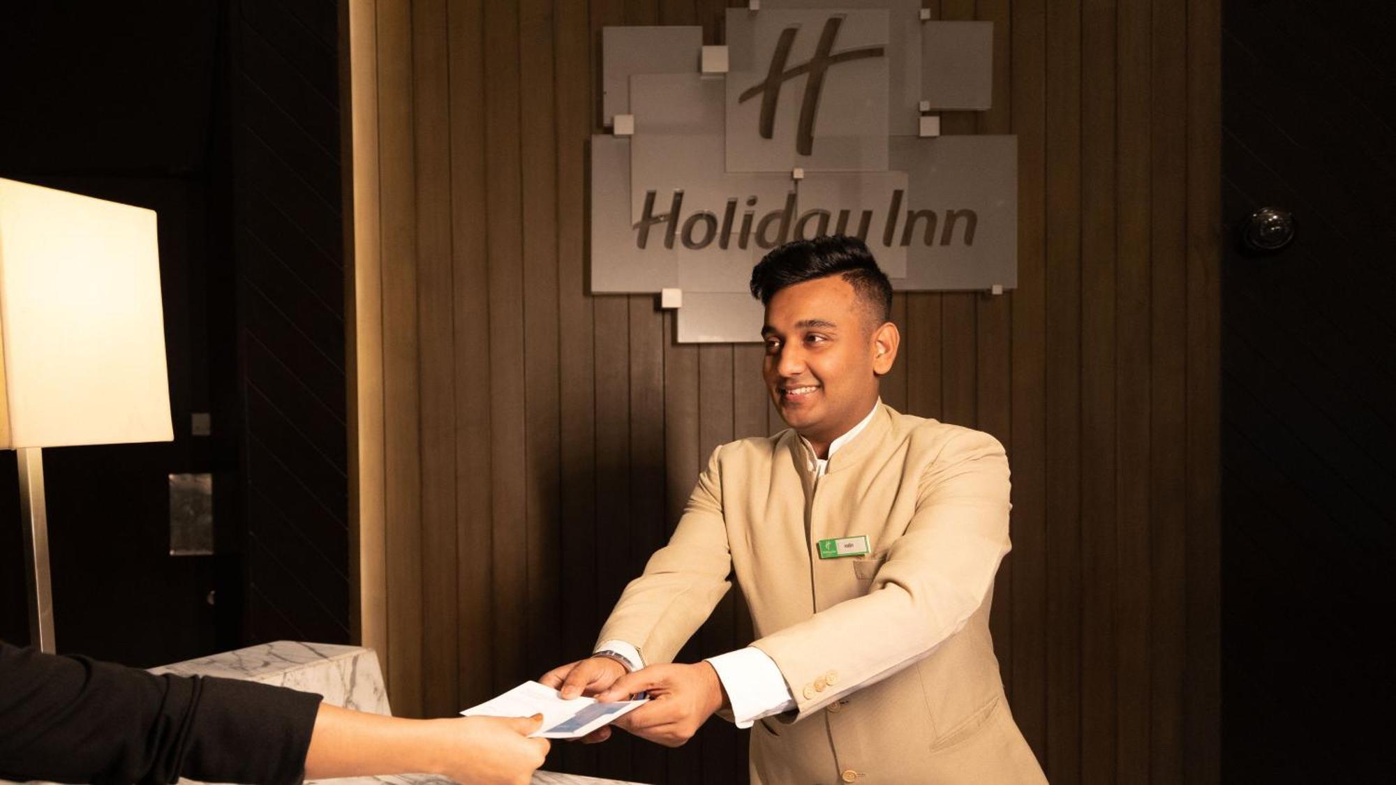 Holiday Inn New Delhi Aerocity By Ihg Exterior foto A hotel manager at work