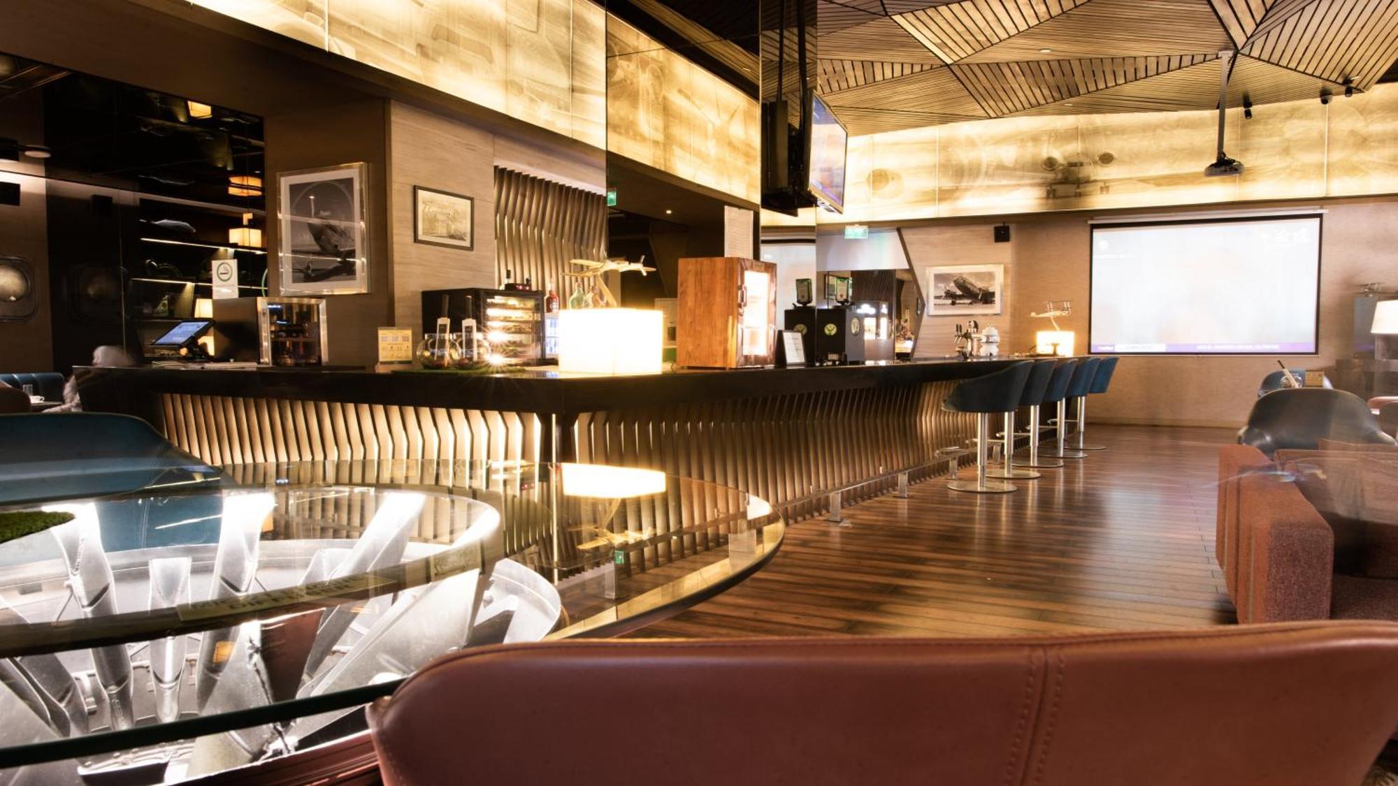 Holiday Inn New Delhi Aerocity By Ihg Exterior foto The interior of a typical Starbucks