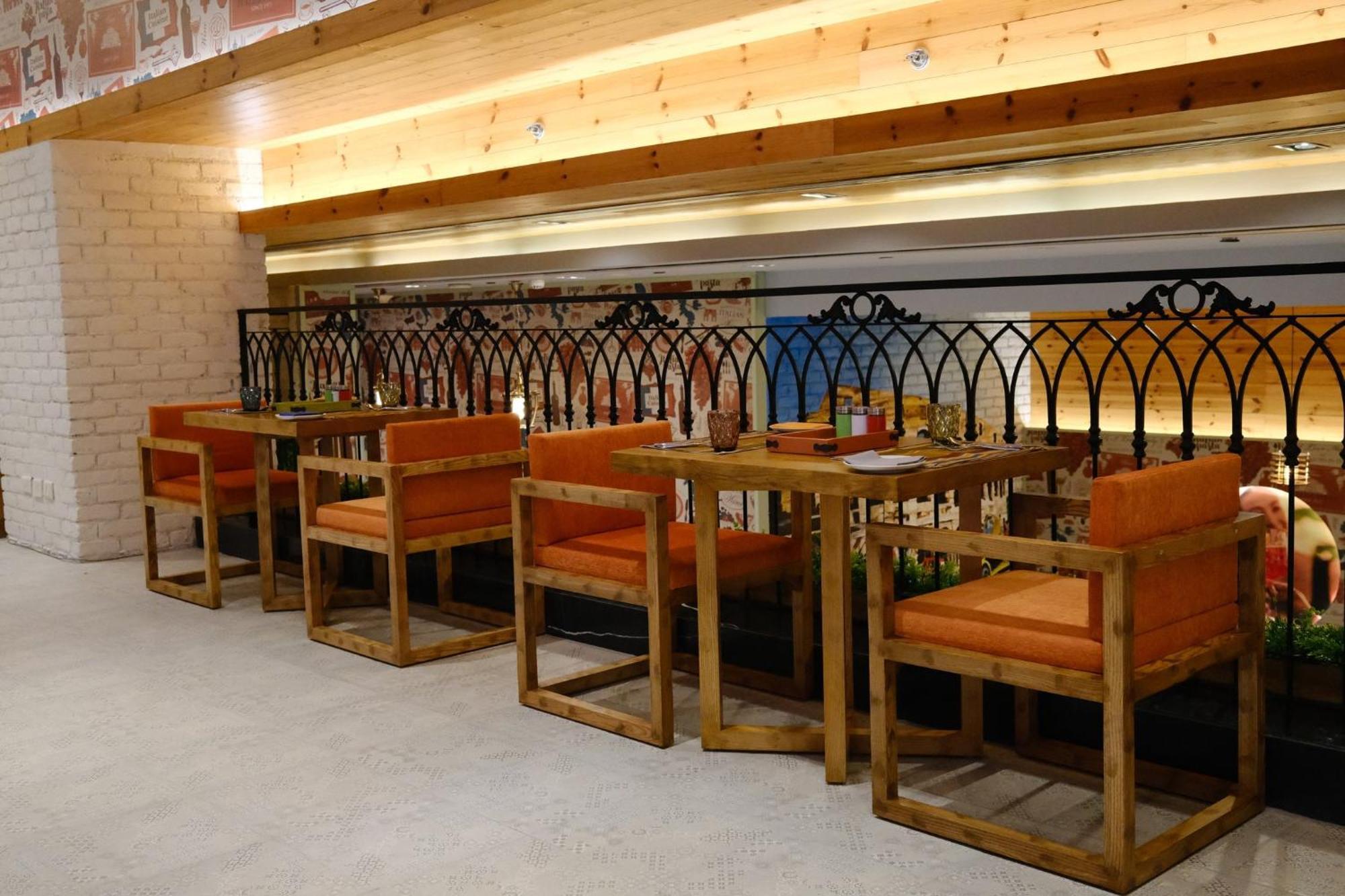 Holiday Inn New Delhi Aerocity By Ihg Exterior foto A restaurant in the hotel